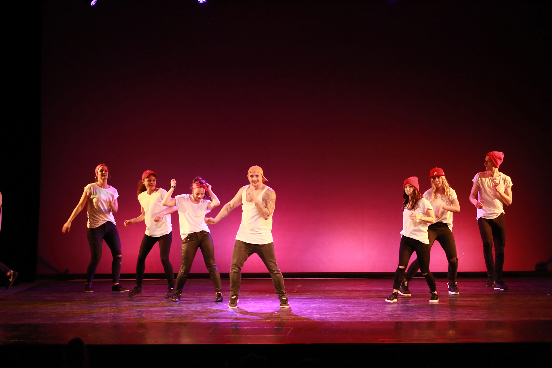 Hip-Hop-Gruppe des KayJays Dance Center bei ShowKays auf der Bühne