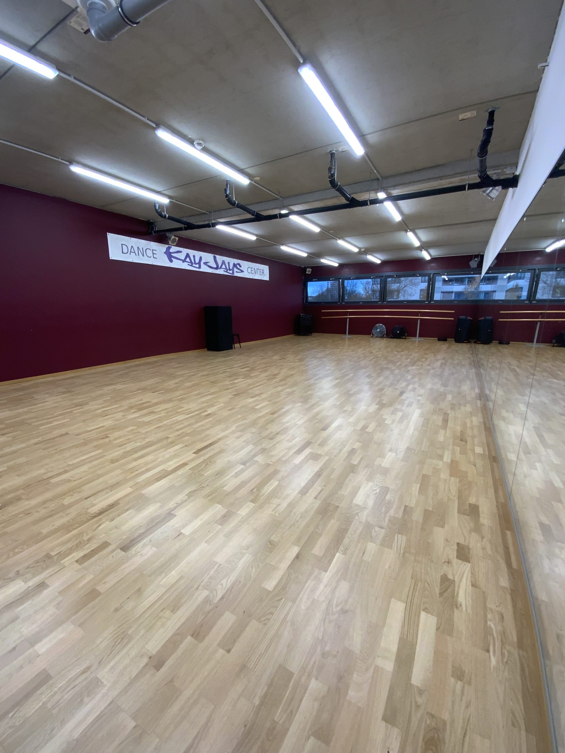 Tanzsaal im KayJays Dance Center in München mit Spiegelwand und Holzboden