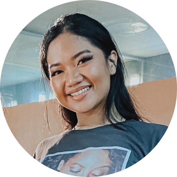 Shuffle Dance Trainerin im KayJay’s Dance Center München, lächelt in einem Tanzstudio.