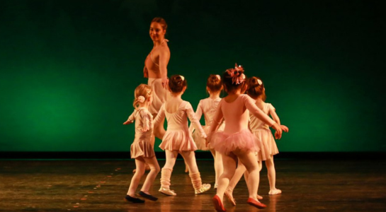 Kinderballettunterricht mit jungen Tänzerinnen auf der Bühne