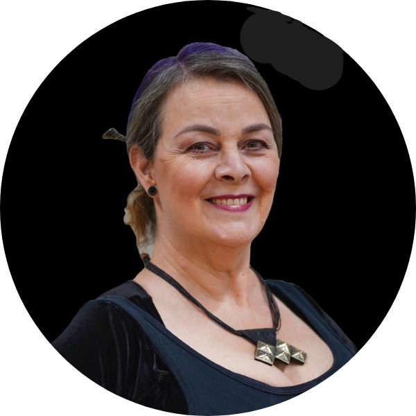 Katharina Freddie Kaz, Lehrerin für FatChanceBellyDance® (FCBD®Style) bei KayJay’s Dance Studio München, lächelt freundlich in traditioneller Tanzkleidung.