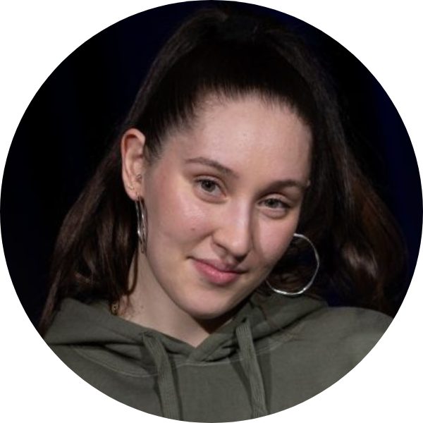 Porträt einer Dancehall-Trainerin- Eleni, im KayJay’s Dance Center (runder Bildausschnitt, lächelnd).