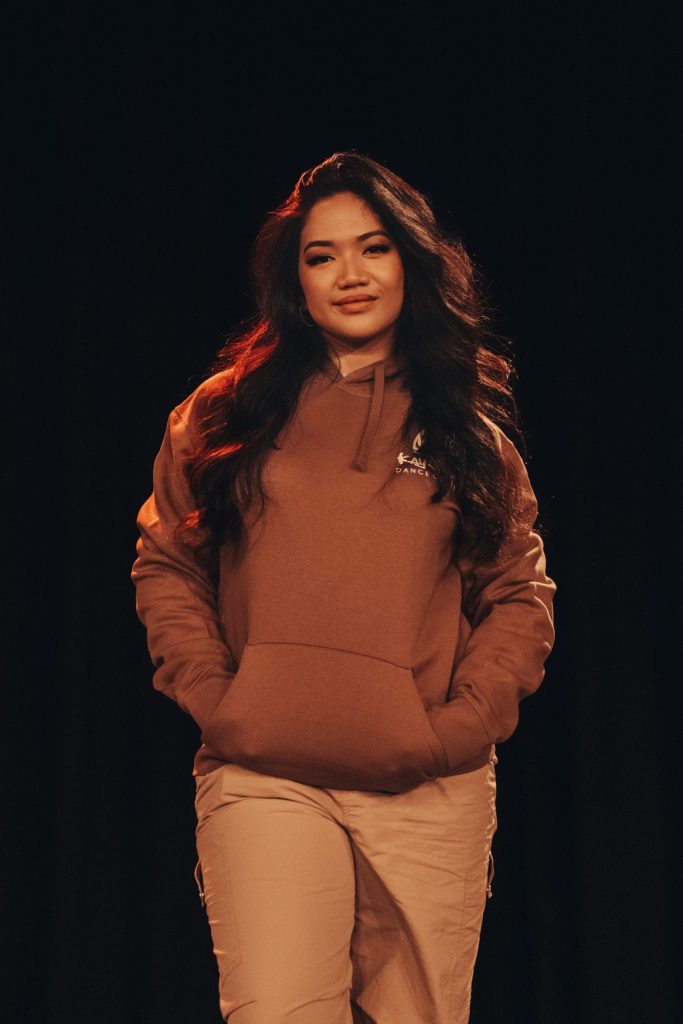 Putri Lehrerin für Shuffle im Tanzstudio in München.