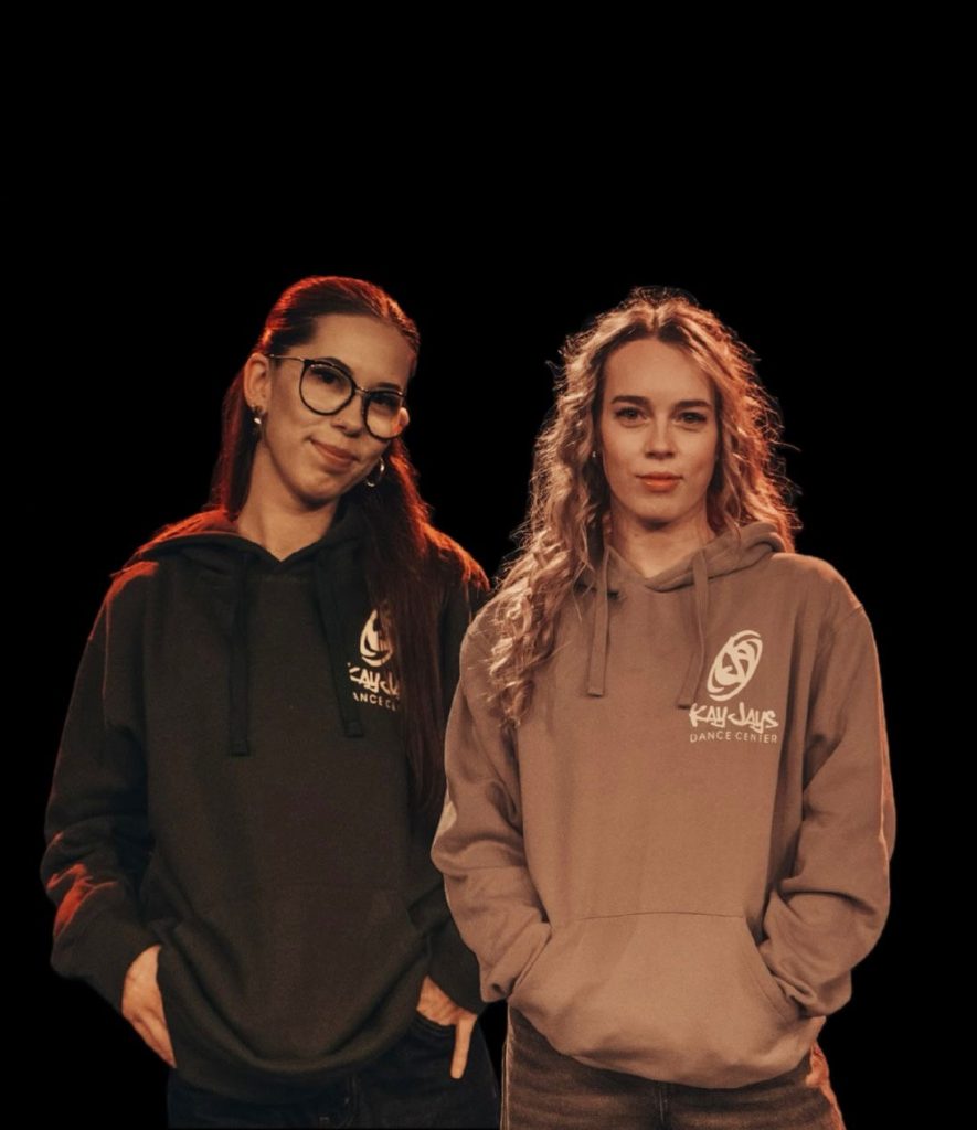 Eli und Lisa Lehrerinnen für K-Pop im Tanzstudio in München.