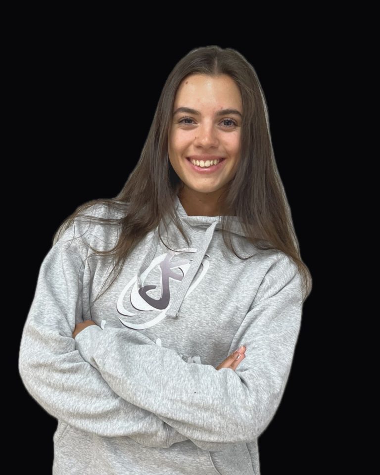Lilli, Trainerin bei KayJays, mit verschränkten Armen im grauen Hoodie