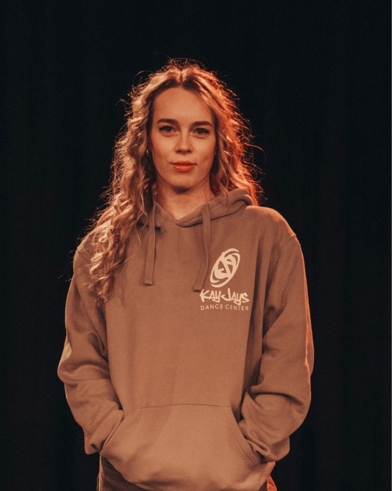 Lisa, Trainerin bei KayJays, im rostbraunen KayJays-Hoodie