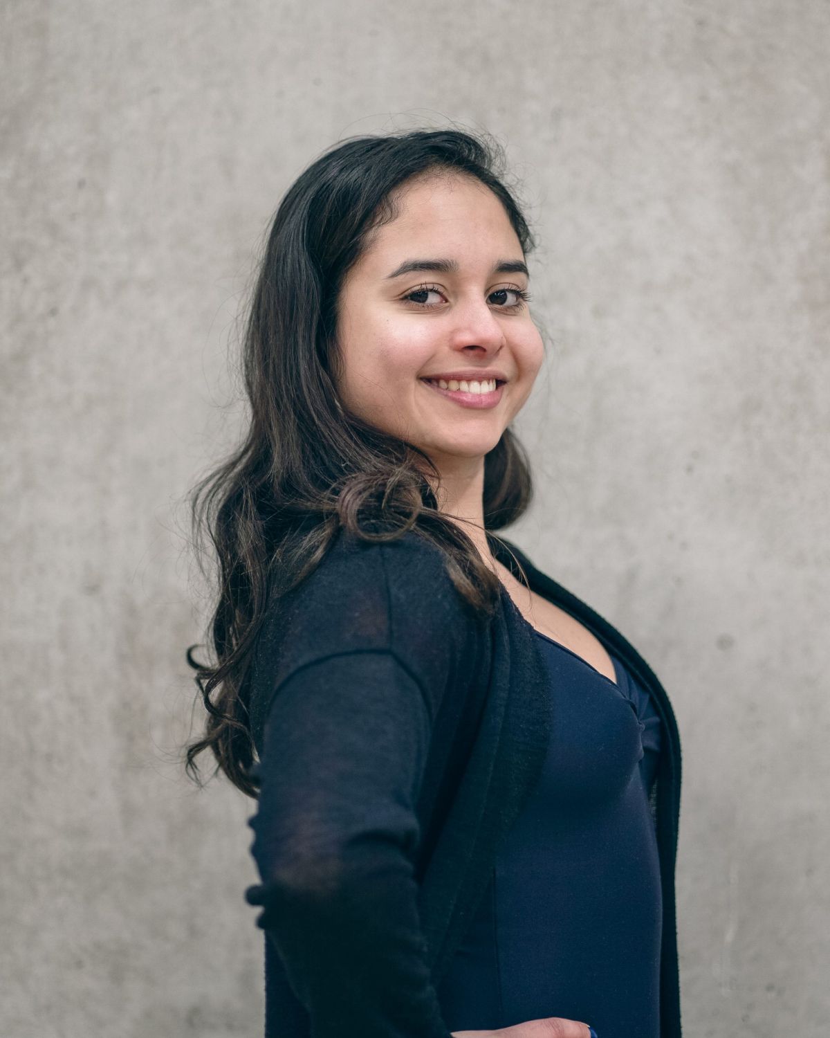 Mariana, Trainerin bei KayJays, im schwarzen Oberteil vor hellgrauem Studiohintergrund